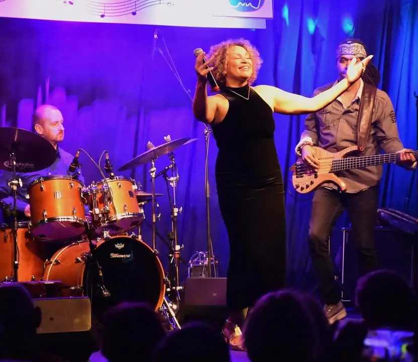 🌍 {𝗔𝗳𝗿𝗼-𝗔𝗰𝘁𝘂} :  🇨🇻 𝐌𝐚𝐫𝐢𝐚𝐧𝐚 𝐑𝐚𝐦𝐨𝐬 : 𝐔𝐧𝐞 𝐅𝐮𝐬𝐢𝐨𝐧 𝐒𝐲𝐦𝐩𝐡𝐨𝐧𝐢𝐪𝐮𝐞 𝐑𝐞́𝐮𝐬𝐬𝐢𝐞Mariana Ramos, la diva cap-verdienne, a réalisé un pr...